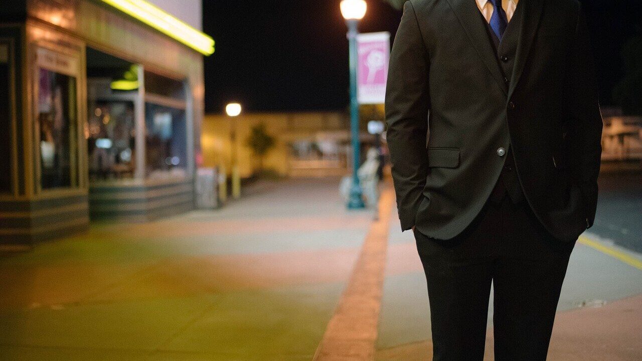 スーツ姿の男性