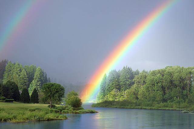 湖と虹